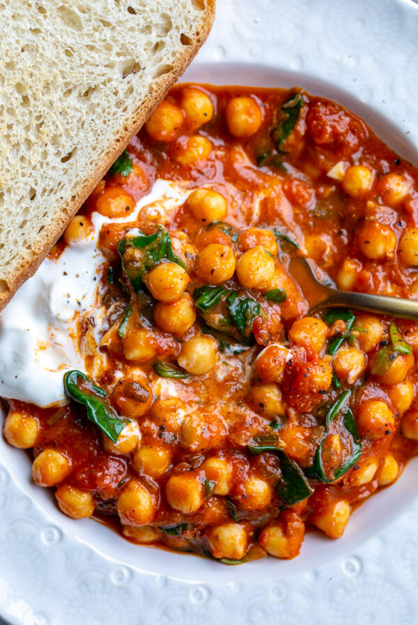 Braised chickpeas served with yogurt and toast.