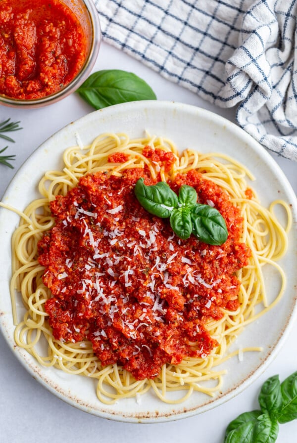 Pomodoro sauce over spaghetti