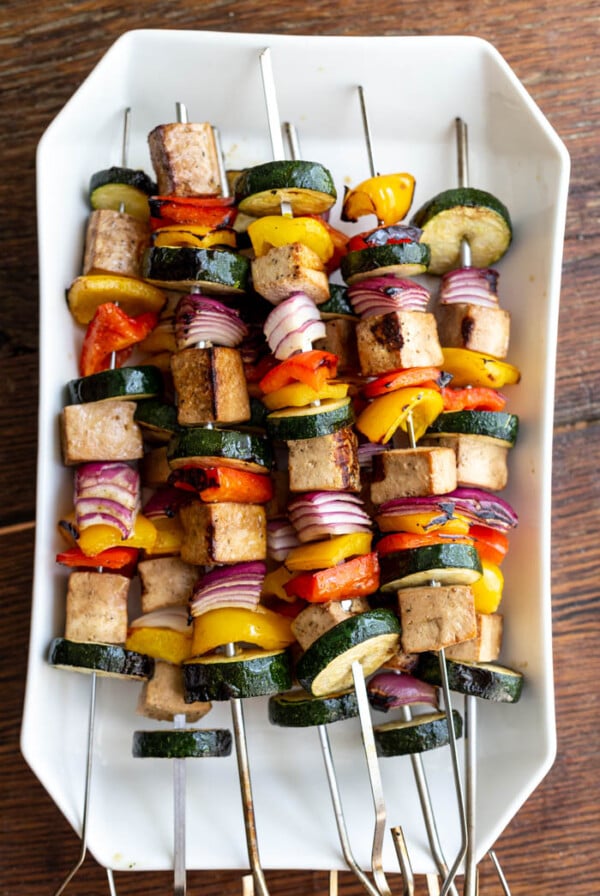 tofu kebabs with veggies in a tray